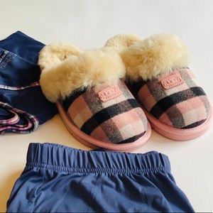 Ugg pink plaid slippers/ New with no tag